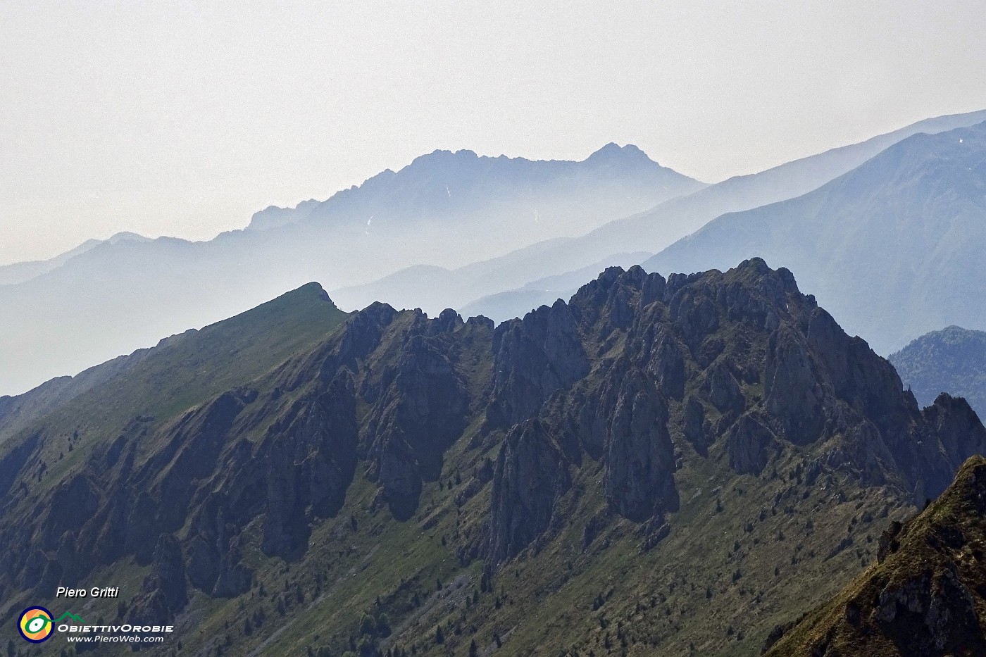 75 Vista alle spalle su Monte Campo-Cime di Bares e Alben.JPG -                                